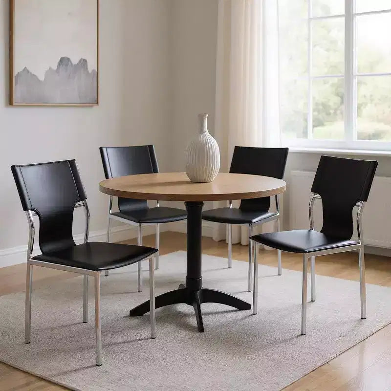 Set di quattro sedie da pranzo laterali con schienale parzialmente aperto in metallo nero e argento e pelle